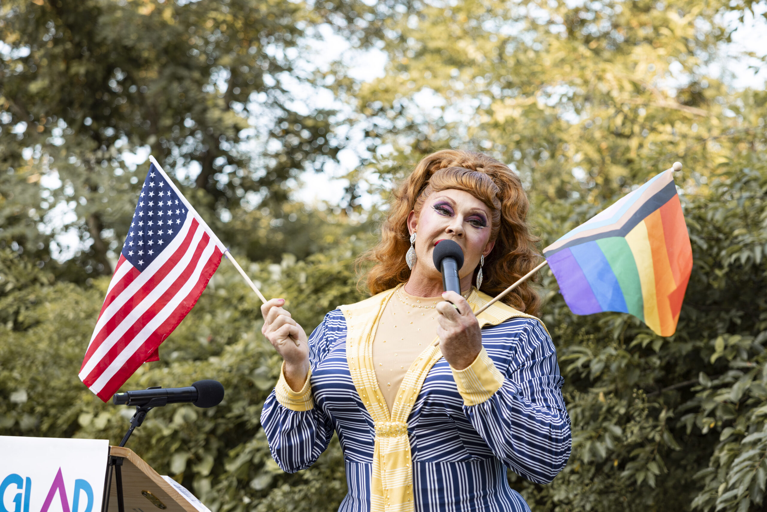 扛著「The Chosen  One」響亮的名號，剛從聖文森–聖瑪麗高中畢業的James於美國時間2003年10月29日在沙加緬度迎來了生涯初登板，為他傳奇的生涯拉開序幕。  https://www.sportsv.net/articles/101046 LeBron James, who was anointed “The  Chosen One” on the cover of ..., image size:2560x1708