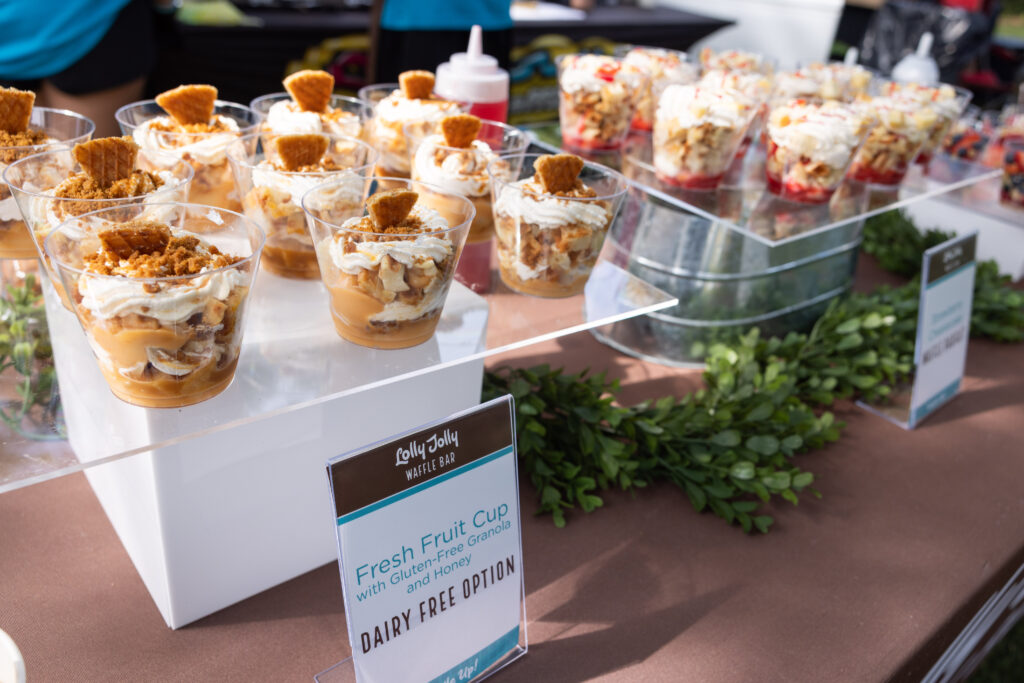 GLAD Law 年度夏季派对上提供的甜点展示包括 Lolly Jolly Waffle Bar 的新鲜水果杯配格兰诺拉麦片和鲜奶油,并提供不含乳制品的选择。.